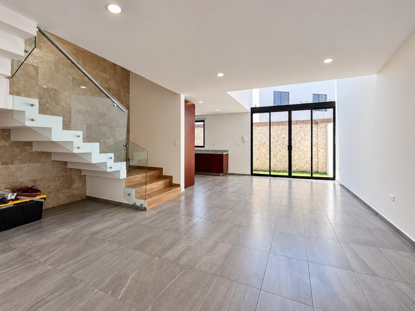 Interior recién terminado con piso de madera y ventanal